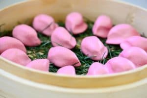 Steaming half moon shape rice cake