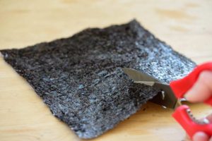Cutting a slit to a middle of a seaweed sheet