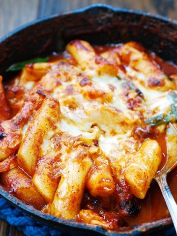 Cheese tteokbokki in a cast iron