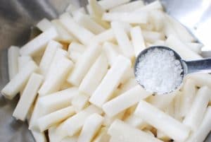Salting Korean radish